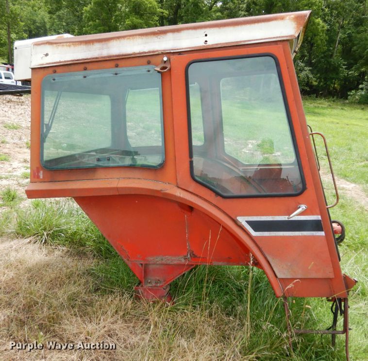 image for item II9625 International Harvester 1066 tractor cab