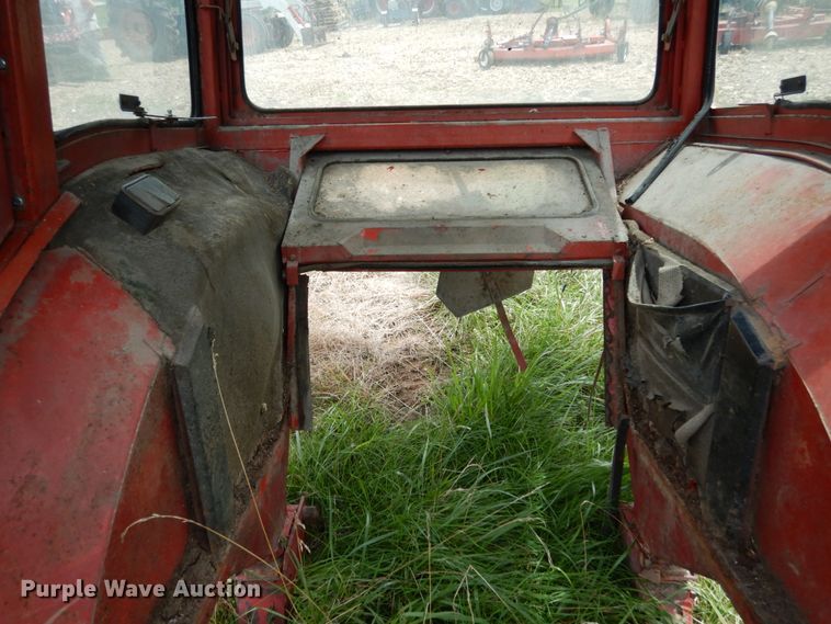 image for item II9625 International Harvester 1066 tractor cab