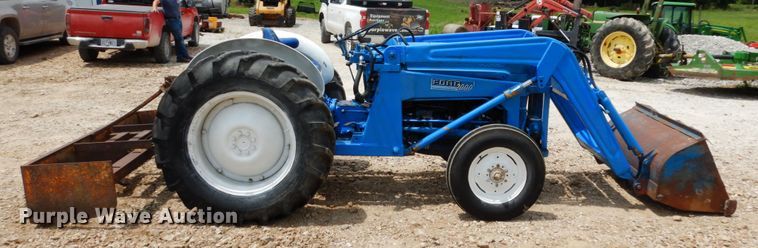 image for item II9630 Ford 800  tractor