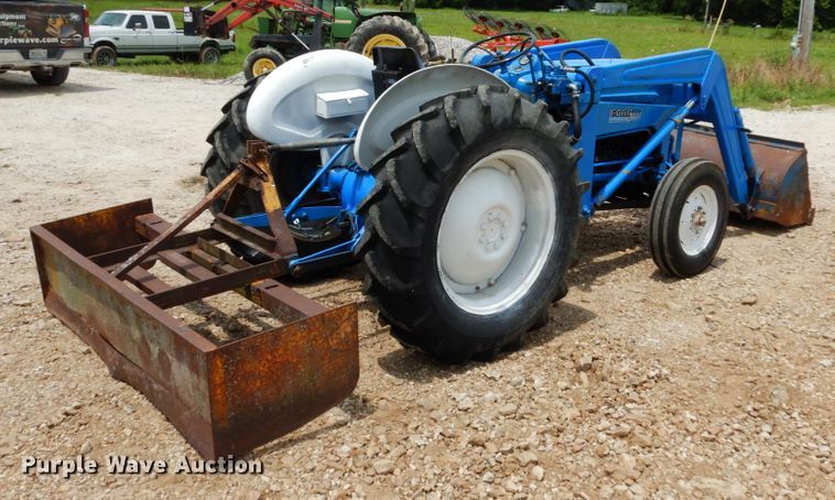 image for item II9630 Ford 800  tractor