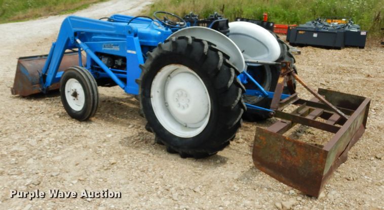 image for item II9630 Ford 800  tractor