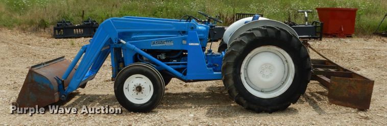 image for item II9630 Ford 800  tractor