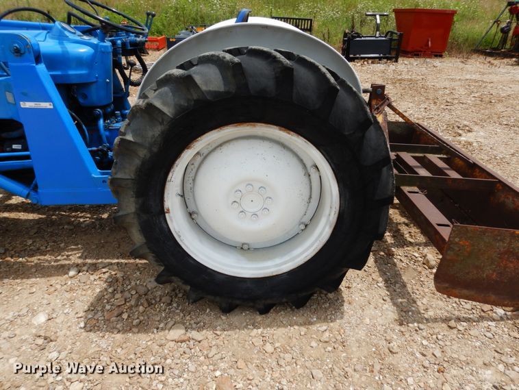 image for item II9630 Ford 800  tractor