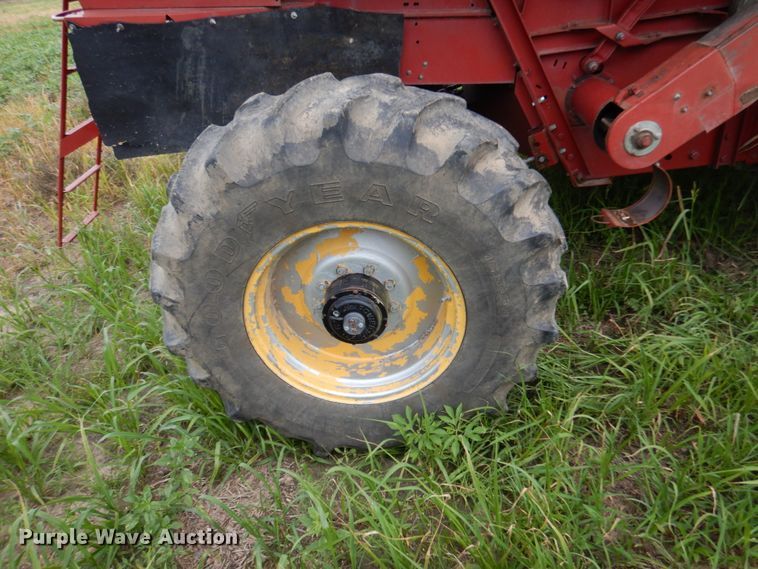 image for item II9641 1993 Case IH 1688  RWA combine