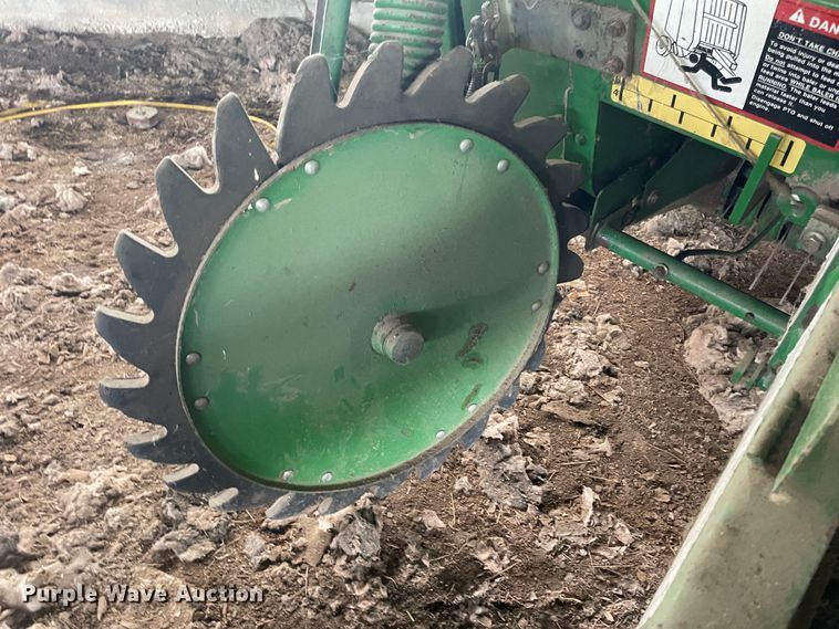 image for item IR9528 John Deere 457  round baler