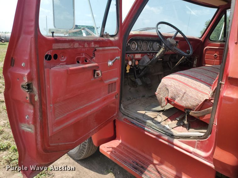 image for item JM9691 1976 Ford F700  grain truck