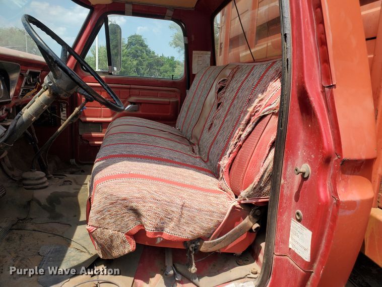 image for item JM9691 1976 Ford F700  grain truck