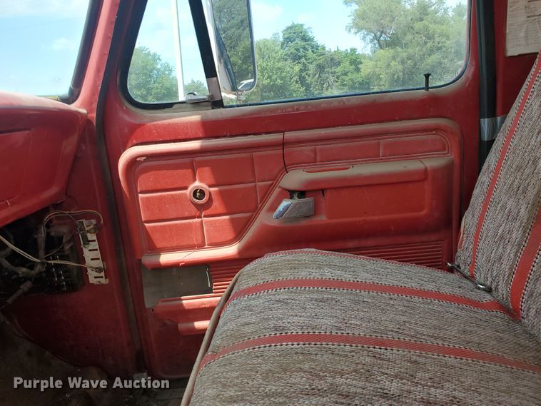 image for item JM9691 1976 Ford F700  grain truck