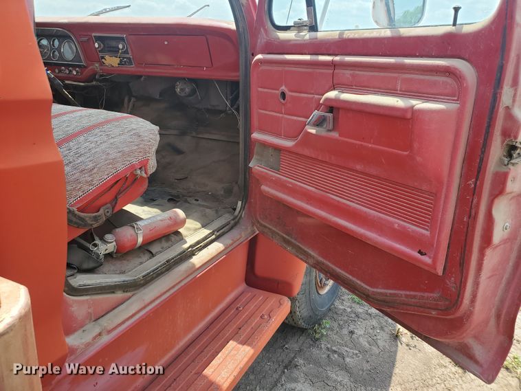 image for item JM9691 1976 Ford F700  grain truck