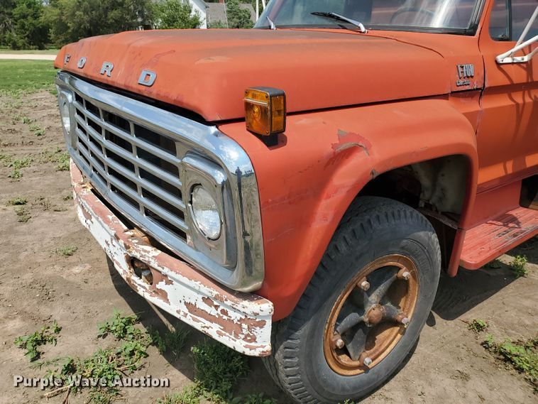 image for item JM9691 1976 Ford F700  grain truck