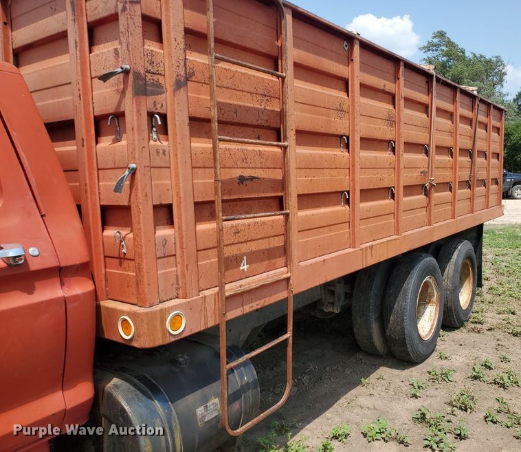 image for item JM9691 1976 Ford F700  grain truck