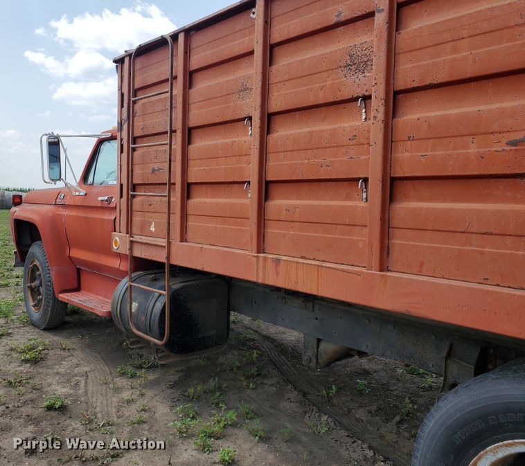 image for item JM9691 1976 Ford F700  grain truck