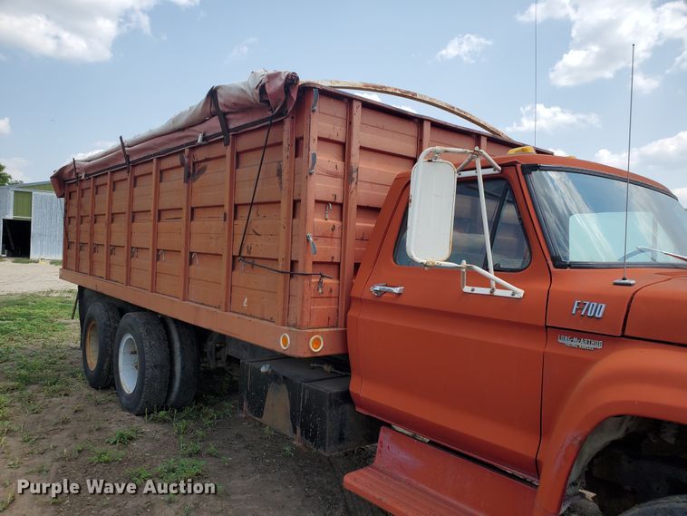 image for item JM9691 1976 Ford F700  grain truck