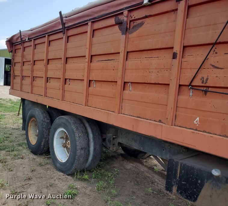 image for item JM9691 1976 Ford F700  grain truck