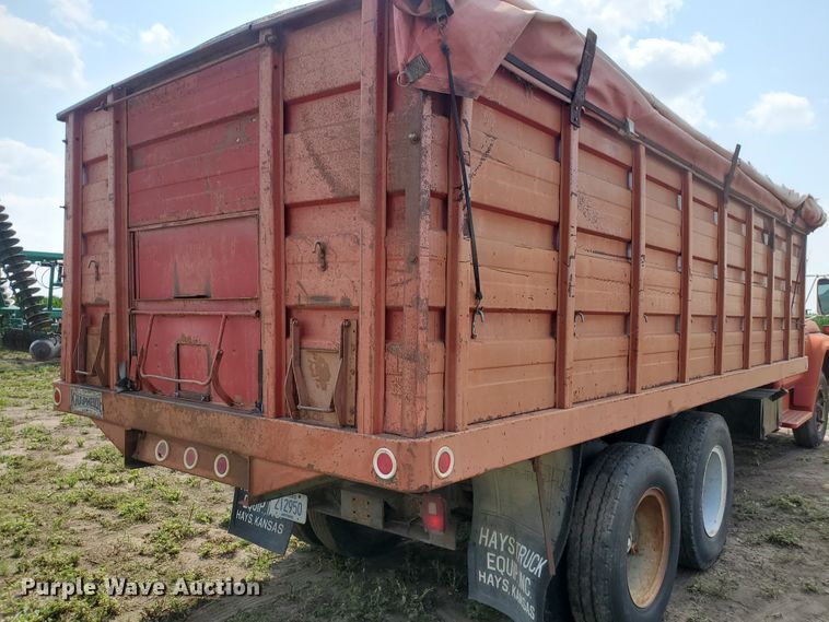 image for item JM9691 1976 Ford F700  grain truck