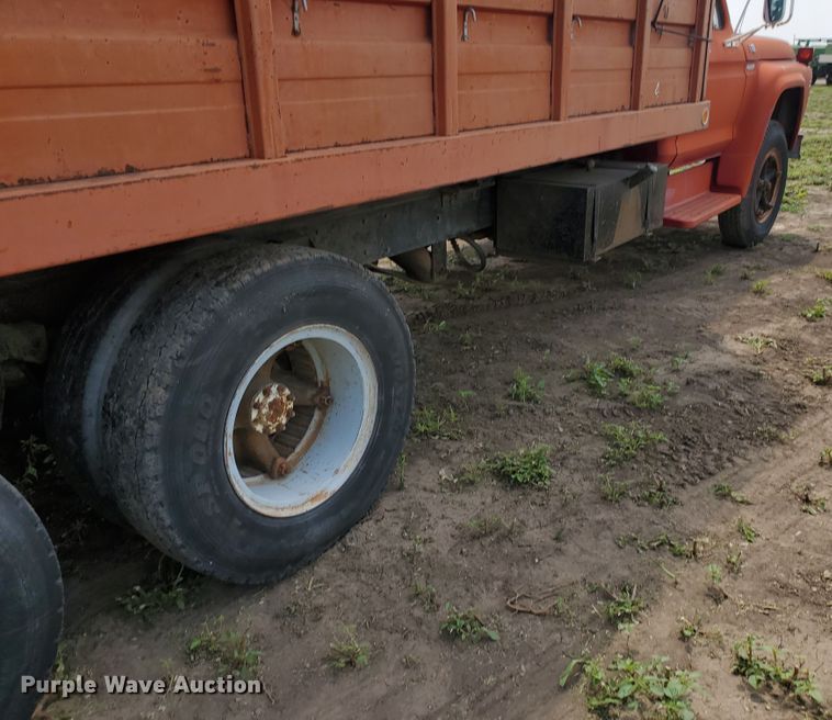 image for item JM9691 1976 Ford F700  grain truck