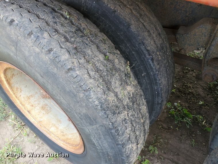 image for item JM9691 1976 Ford F700  grain truck