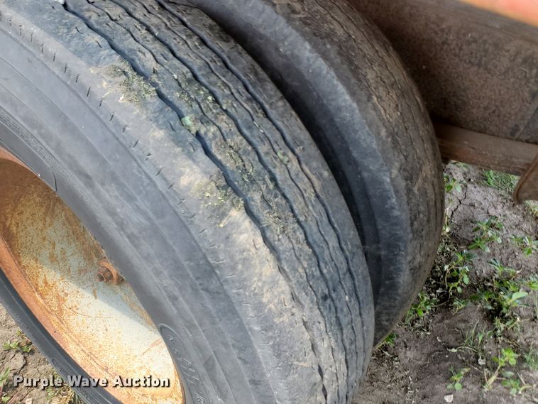 image for item JM9691 1976 Ford F700  grain truck