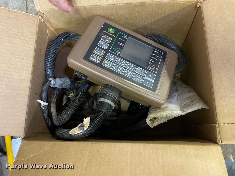 image for item KK9596 2005 John Deere 457  round baler