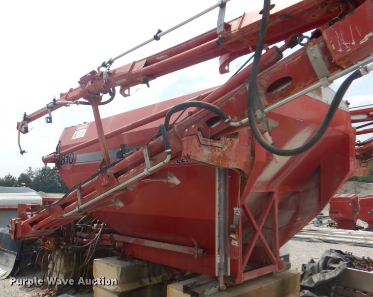 image for item KW9948 Case IH 810  dry fertilizer spreader bed