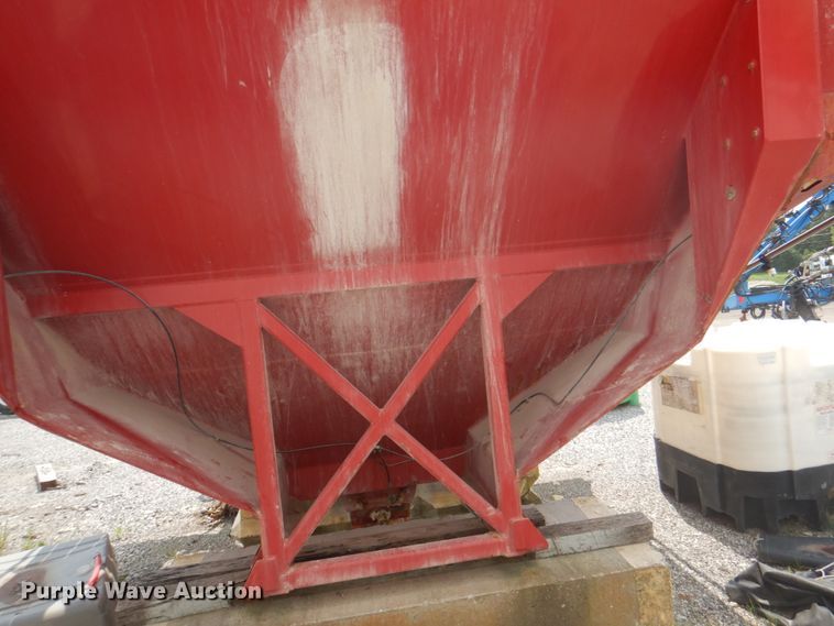 image for item KW9948 Case IH 810  dry fertilizer spreader bed