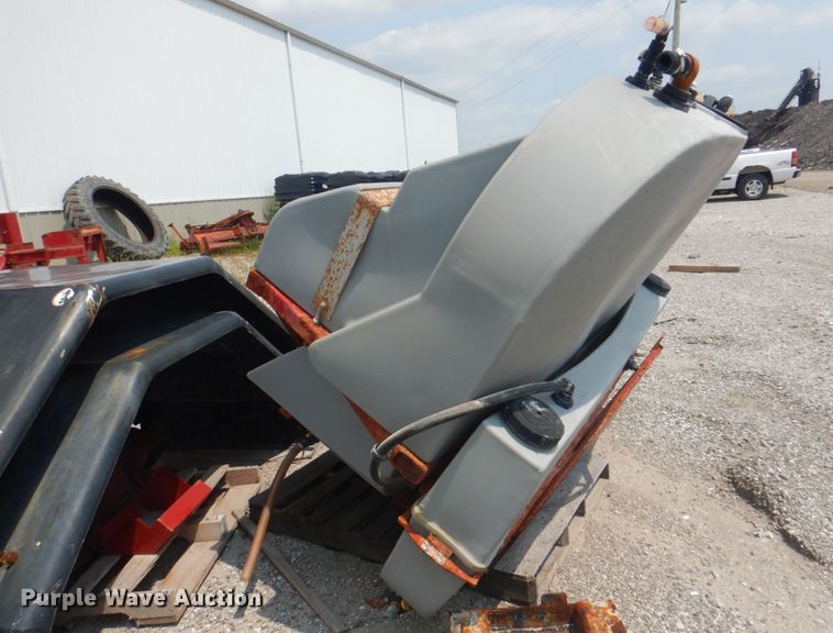 image for item KW9948 Case IH 810  dry fertilizer spreader bed