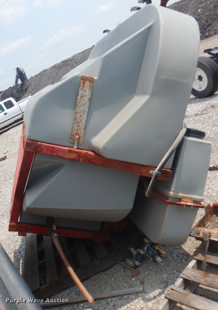 image for item KW9948 Case IH 810  dry fertilizer spreader bed