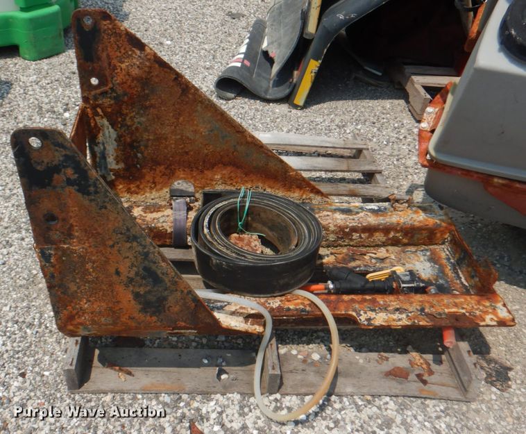 image for item KW9948 Case IH 810  dry fertilizer spreader bed