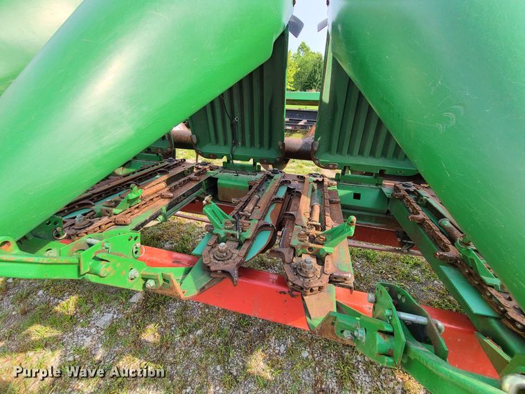 image for item L1306 John Deere 893  corn head