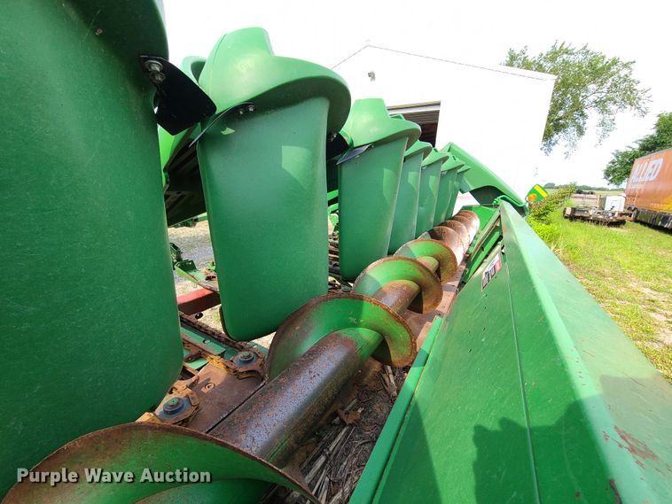 image for item L1306 John Deere 893  corn head