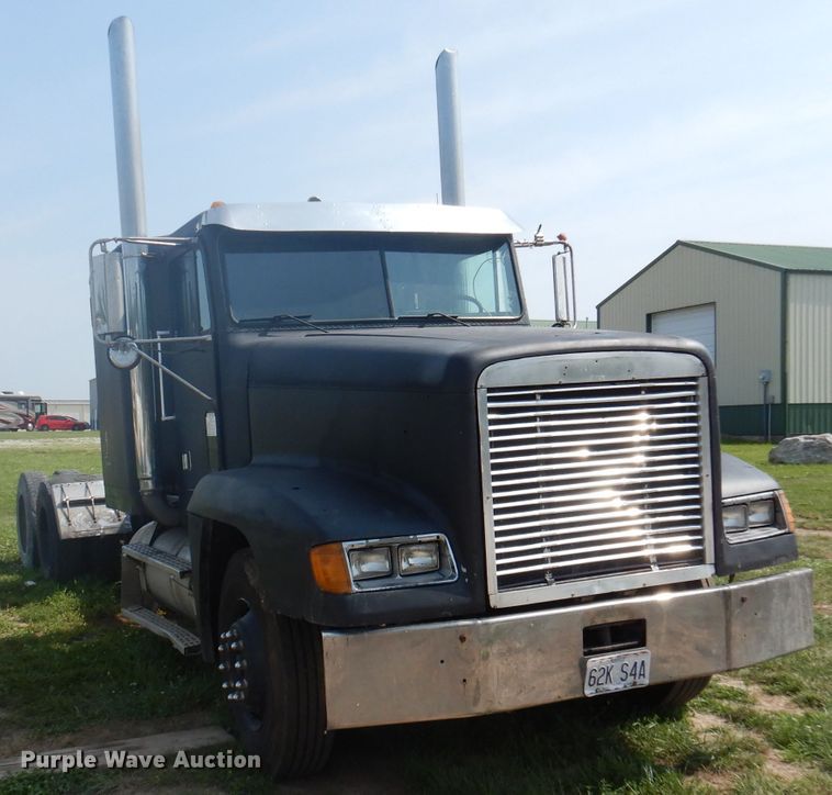 image for item DA5329 2000 Freightliner FLD 120  semi truck