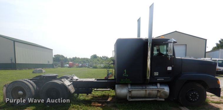 image for item DA5329 2000 Freightliner FLD 120  semi truck