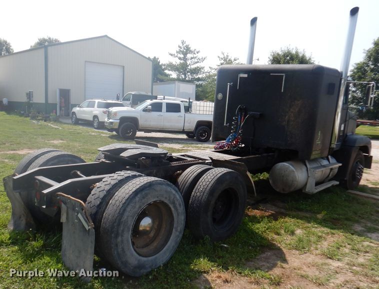 image for item DA5329 2000 Freightliner FLD 120  semi truck