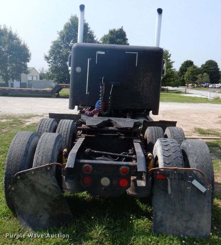 image for item DA5329 2000 Freightliner FLD 120  semi truck