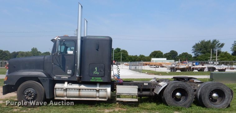 image for item DA5329 2000 Freightliner FLD 120  semi truck