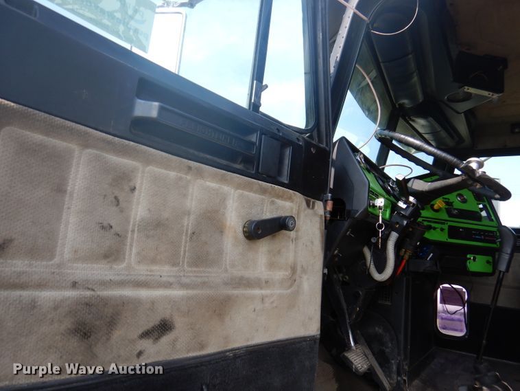 image for item DA5329 2000 Freightliner FLD 120  semi truck