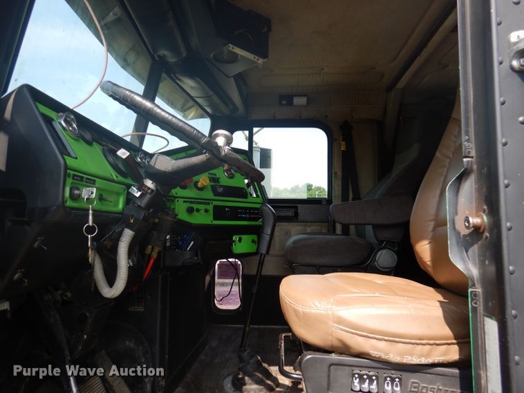 image for item DA5329 2000 Freightliner FLD 120  semi truck