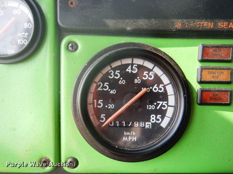 image for item DA5329 2000 Freightliner FLD 120  semi truck