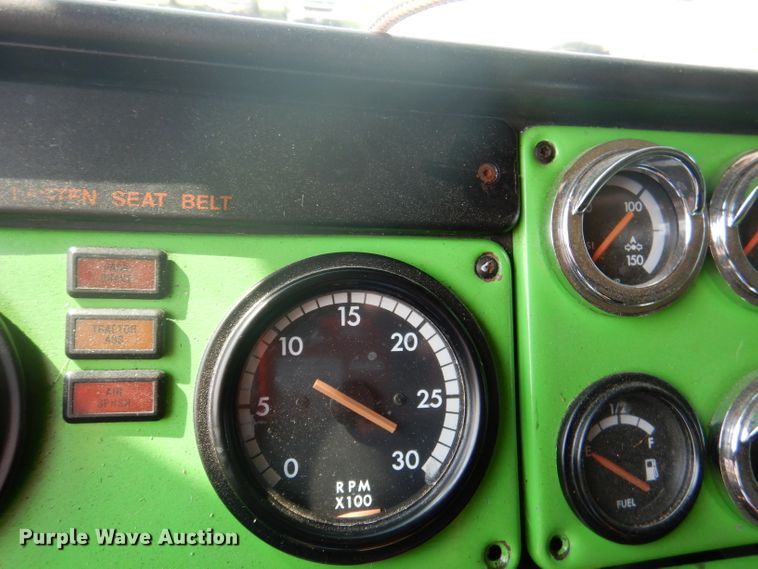 image for item DA5329 2000 Freightliner FLD 120  semi truck