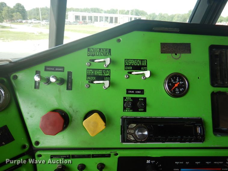 image for item DA5329 2000 Freightliner FLD 120  semi truck