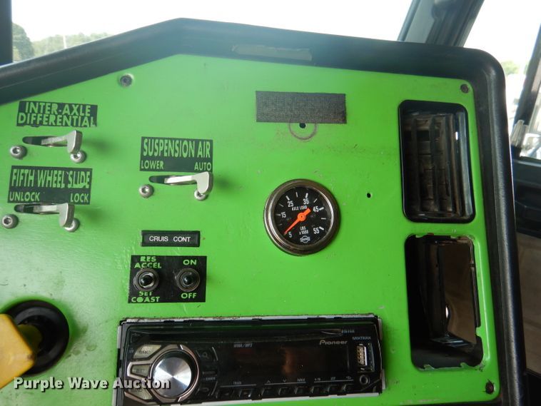 image for item DA5329 2000 Freightliner FLD 120  semi truck