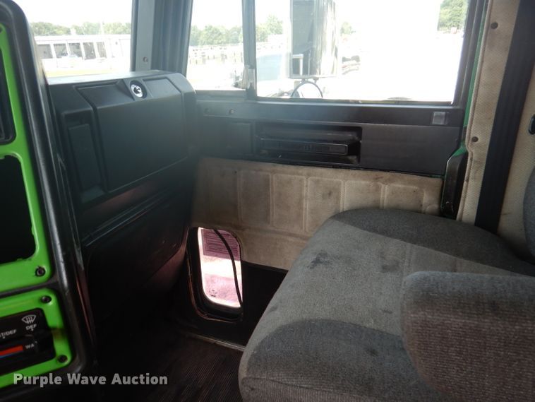 image for item DA5329 2000 Freightliner FLD 120  semi truck