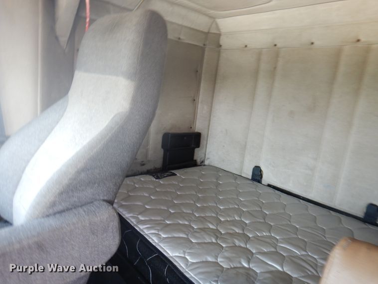 image for item DA5329 2000 Freightliner FLD 120  semi truck