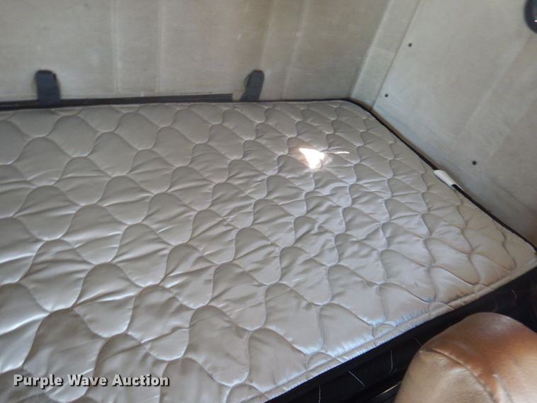 image for item DA5329 2000 Freightliner FLD 120  semi truck