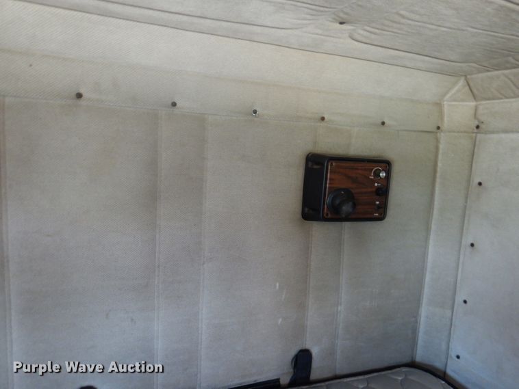 image for item DA5329 2000 Freightliner FLD 120  semi truck