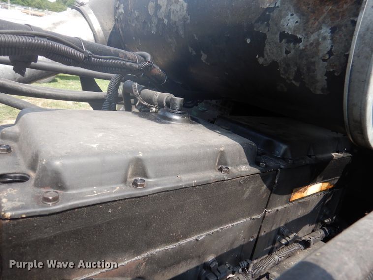 image for item DA5329 2000 Freightliner FLD 120  semi truck