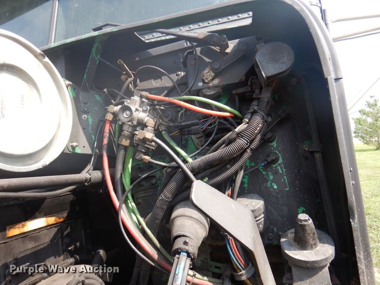 image for item DA5329 2000 Freightliner FLD 120  semi truck