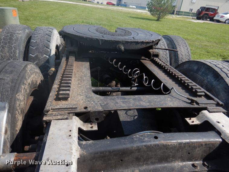 image for item DA5329 2000 Freightliner FLD 120  semi truck