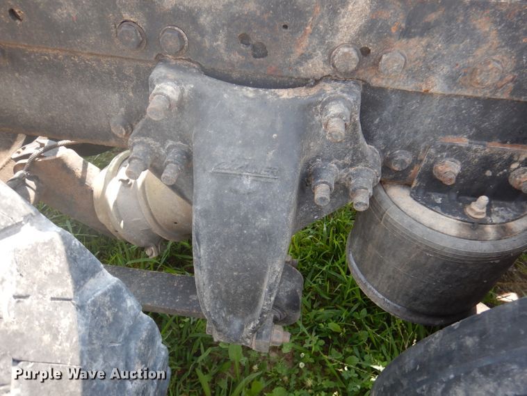 image for item DA5329 2000 Freightliner FLD 120  semi truck