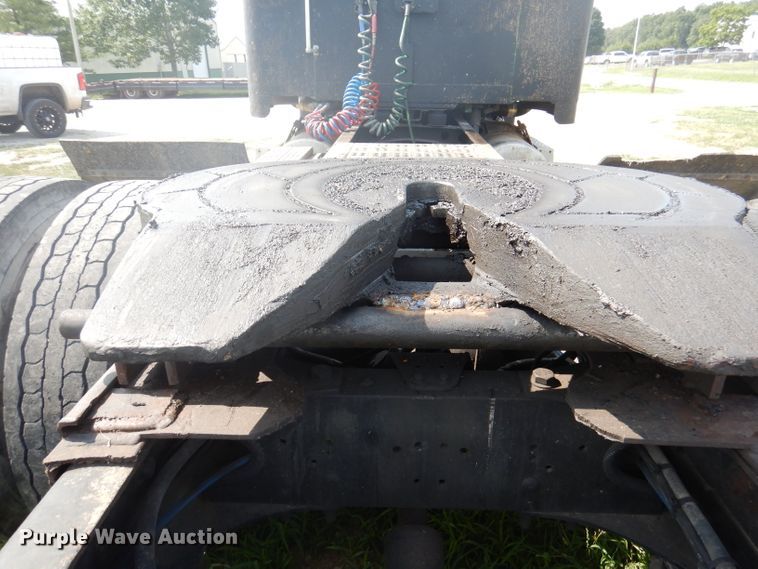 image for item DA5329 2000 Freightliner FLD 120  semi truck